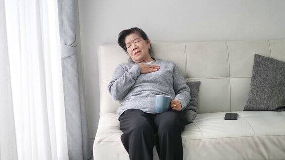亚洲老年妇女在家头痛咳嗽保健理念