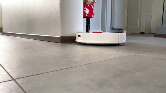 机器人正在用吸尘器清扫硬木地板和瓷砖地板