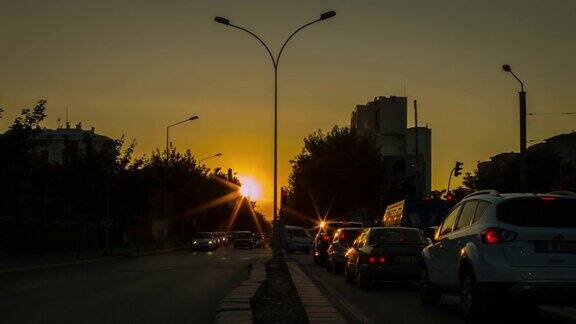 日落时分的城市交通