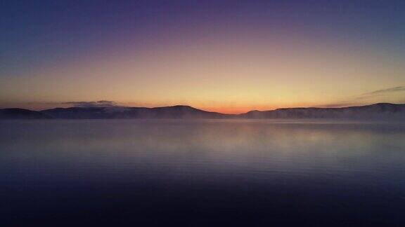晨雾映湖日出照