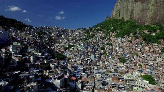 贫民窟天线在巴西里约热内卢的Rocinha贫民窟上空向后倾斜