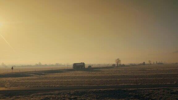 一个冬天的早晨一辆油罐车在一条荒芜的路上行驶