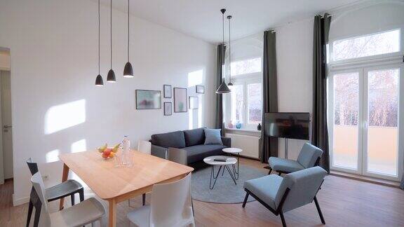 现代客厅与餐桌和沙发区