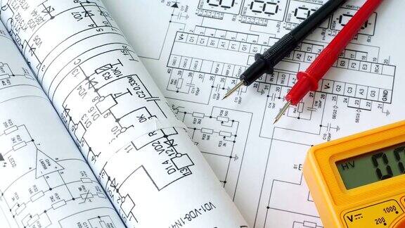 数字万用表、铅笔和纸张工程电气图纸
