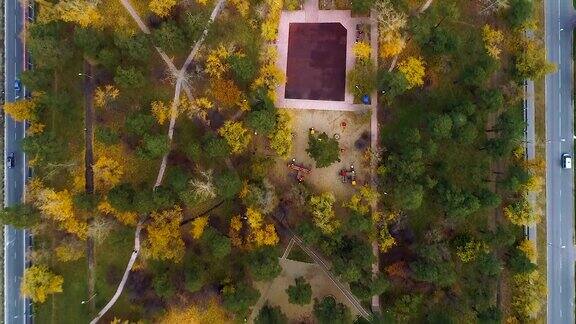 四轴飞行器飞过秋天的城市公园彩色树木从顶部鸟瞰