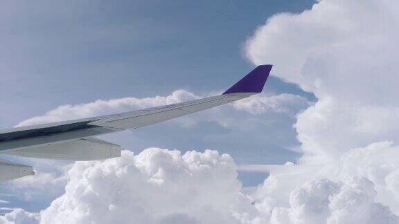 飞机穿过云层飞行