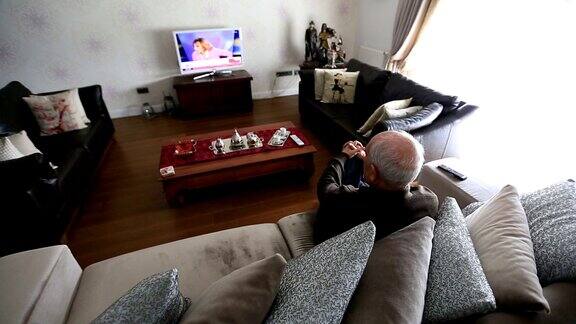 老人看电视