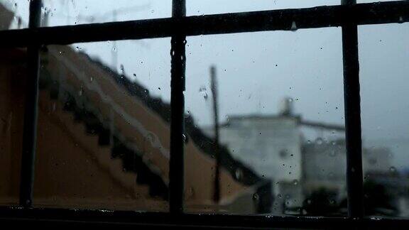 雨落在窗口