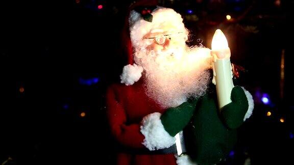 圣诞老人拿着蜡烛在圣诞树旁