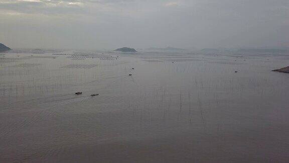渔民穿过霞浦海岸潮间带