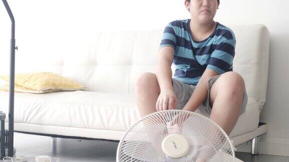 亚洲男孩在家里学习如何组装电风扇生活理念