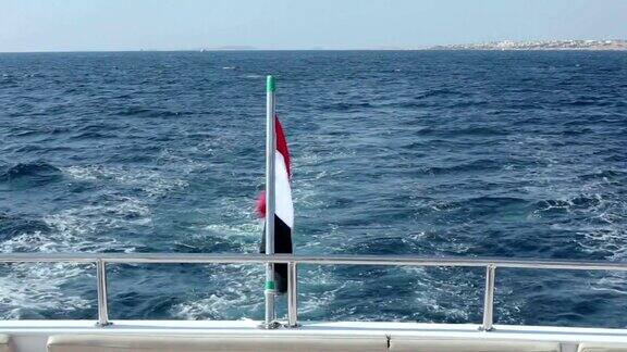 游艇的船尾挂着埃及国旗