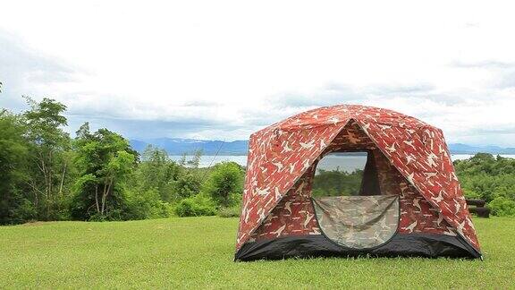 营地:山、湖景观帐篷