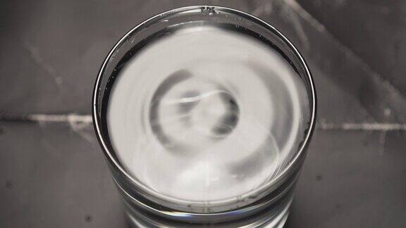 玻璃杯里的水因地震而抖动