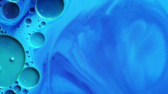 蓝色液体颜料流动背景
