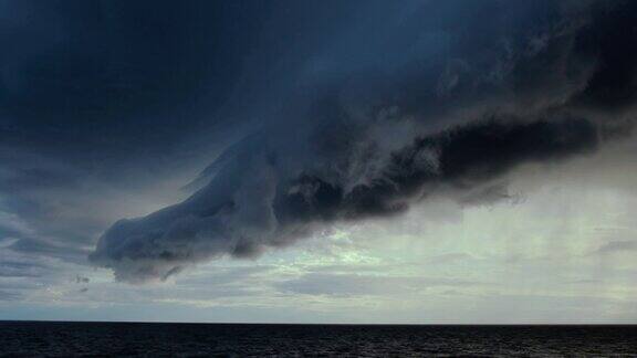 地平线上的暴风云