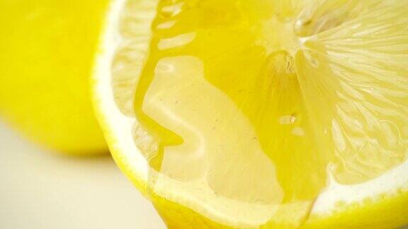 蜂蜜滴入柠檬片中