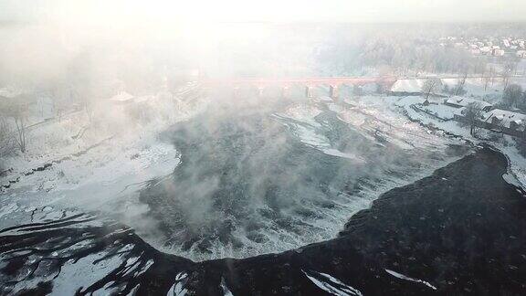 VentaRapid瀑布鸟瞰图欧洲最宽的瀑布和在雾蒙蒙的冬天早晨的长砖桥拉脱维亚库尔迪加