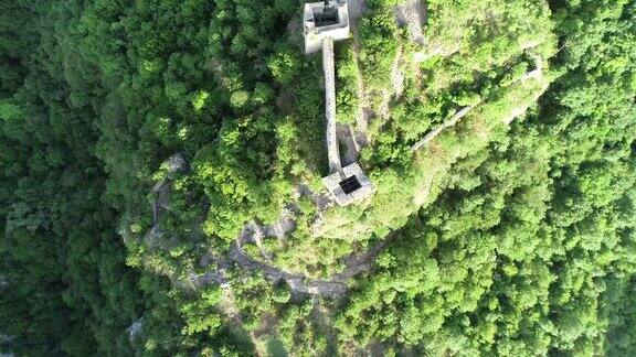 森林里古老的城堡废墟