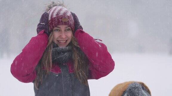 一个十几岁的女孩在冬天的一天欣赏暴风雪