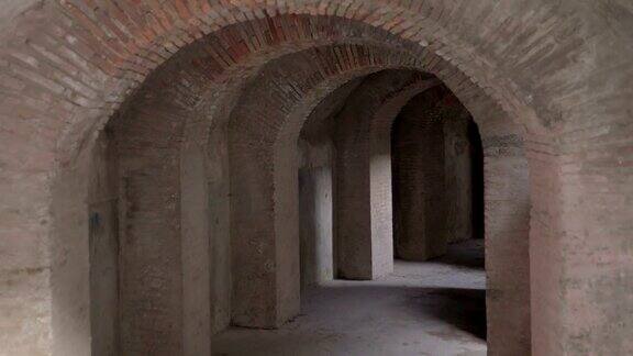 意大利庞贝古城废墟上的隧道