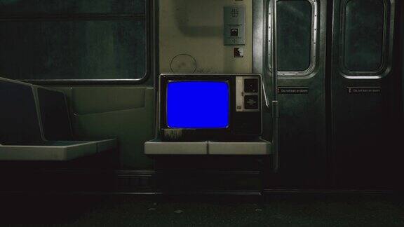 地铁车厢内一台打开蓝色屏幕的旧电视机4K分辨率