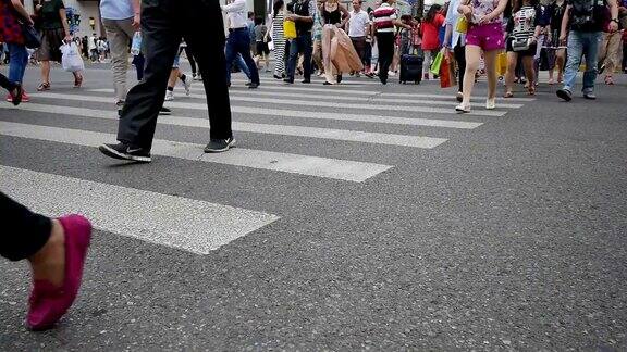 行人在城市街道斑马线上行走实时