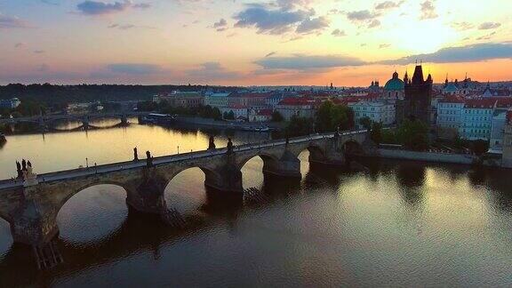 捷克共和国维塔瓦河上的查理大桥