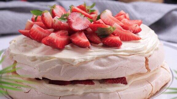 自制草莓巴甫洛娃蛋糕