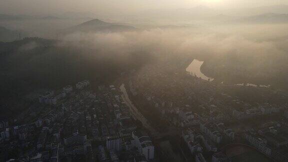 一个清晨有雾的小城市