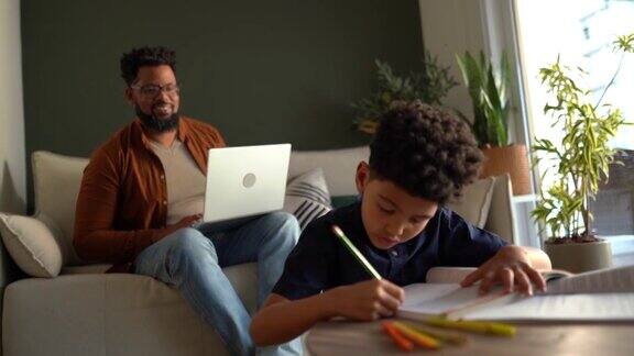 男孩在家里和爸爸一起学习