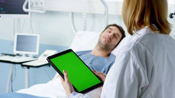 专业女医生看望躺在床上的男病人向他询问问题并填写医疗平板电脑图表友好的卫生保健