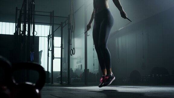 一个女子在健身房里跳绳