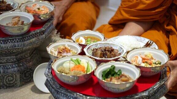 泰国碗放在桌子上准备在早上给佛教僧侣提供食物人们通常会准备米饭、菜肴和鲜花供食给和尚