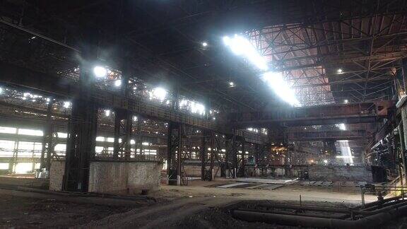 工厂吊车的工作金属工厂的工作过程起重机在工厂工作一座现代化工厂里的架空起重机