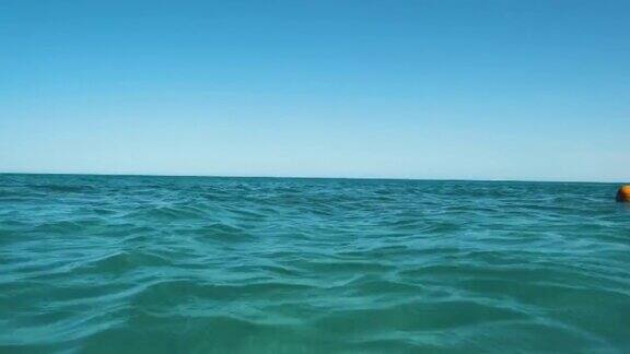 特写海景的蓝色水面与小波纹波