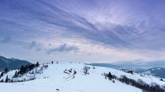 山峰上的雪被风吹走了冬天的风景天很冷下着雪