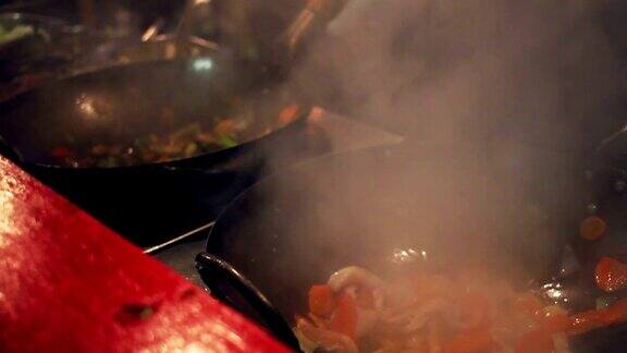 锅做饭亚洲烹饪食物厨师用平底锅煮蔬菜