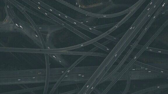 鸟瞰图复杂的立交桥和繁忙的交通