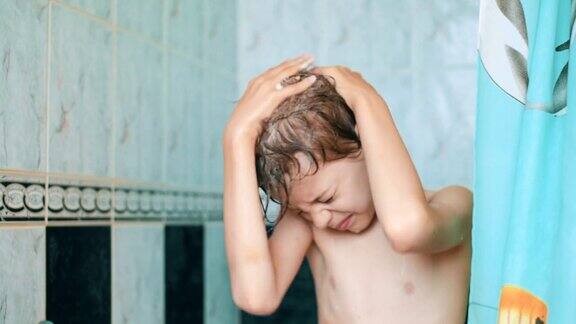 男孩在浴室里洗他的头