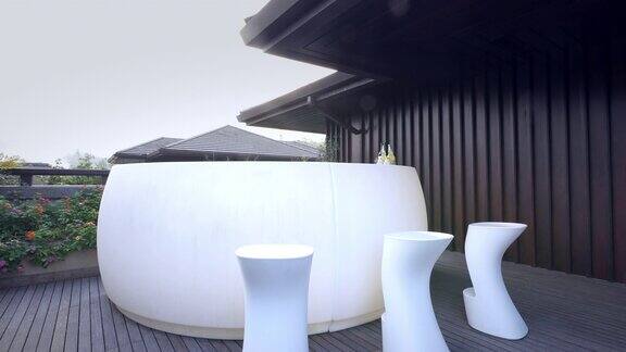 现代别墅4k天井上的白色高雅桌椅