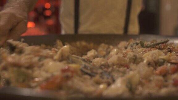 用虾、贻贝烹制海鲜饭在餐厅厨房里混合西班牙海鲜饭烹饪食物传统的西班牙烹饪