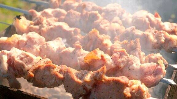 美味多汁的猪肉烧烤串放在木炭烤架上烤肉片特写