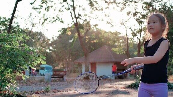 SLOMO快乐的小朋友打羽毛球