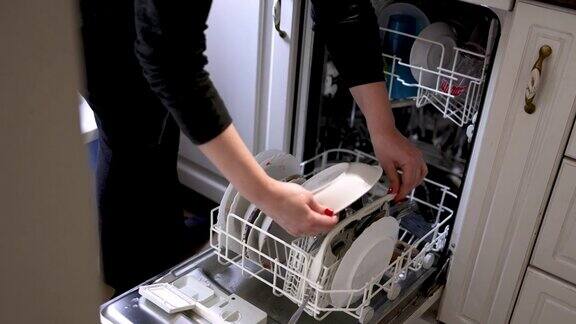 家庭主妇使用洗碗机