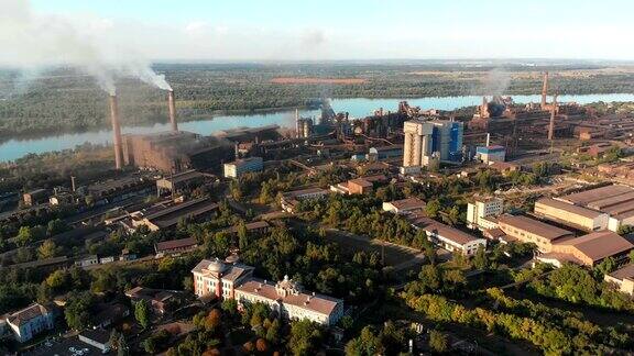 鸟瞰图的工业工厂与吸烟管道附近的城市工业园区