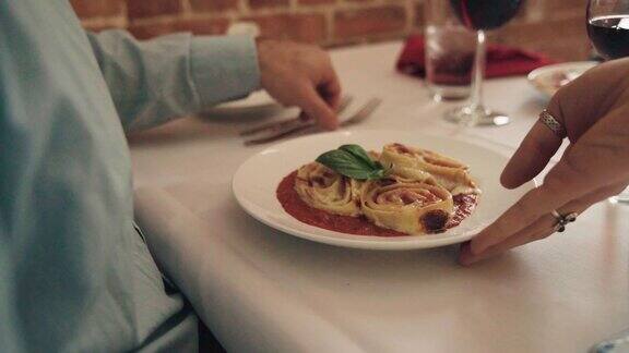 服务员端来了一盘美味的意大利面