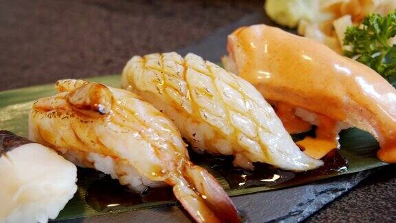 混合高级寿司在日本餐厅鲑鱼艾比虾恩加瓦鱼健康食品