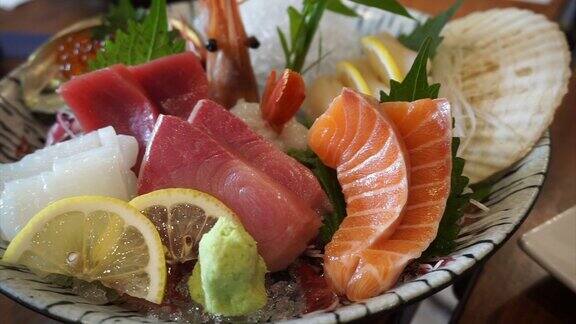 日本料理高级生鱼片拼盘鲑鱼金枪鱼扇贝虾鲑鱼籽海胆和冲浪蛤