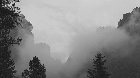 高山户外冒险:引人注目的单色高山景观